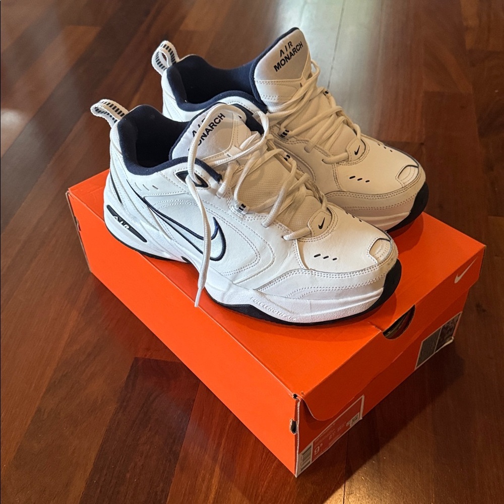 Nike Air Monarch IV Size 9.5